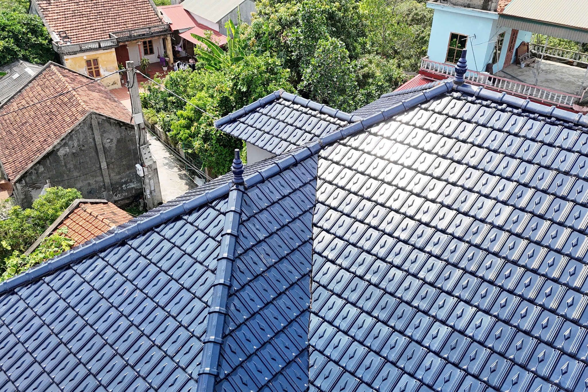 Mái ngói và công trình nhà ở
